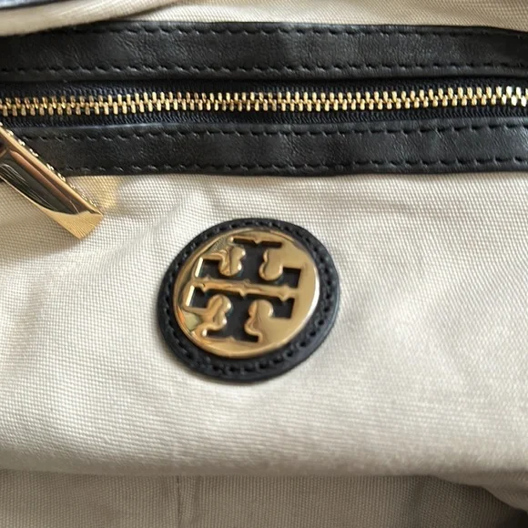 Tory Burch Hobo Bag with detachable mirror and charm. NEVER USED!!!!! 🔥🔥♥️♥️♥️